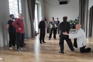 Allievi in palestra in un corso di Tai Chi Chuan
